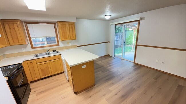 Building Photo - 3 Bedroom 1.5 Bath Home Fenced Yard, Shed & Garage