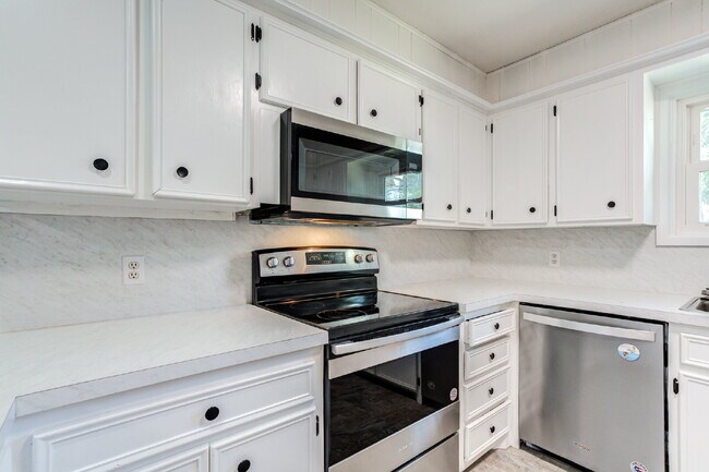 Building Photo - Renovated Three-Bedroom home in Central Lu...
