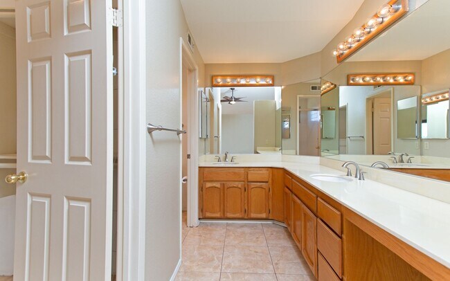 Building Photo - Gorgeous 4 Bedroom, 3 bathroom Home with private Pool!