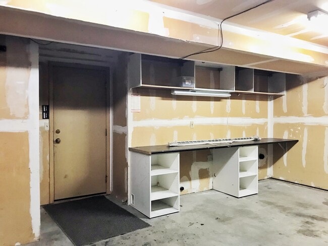 Building Photo - Great 3 bed with huge yard!