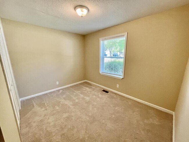 Building Photo - 13004 Astalot Dr SE