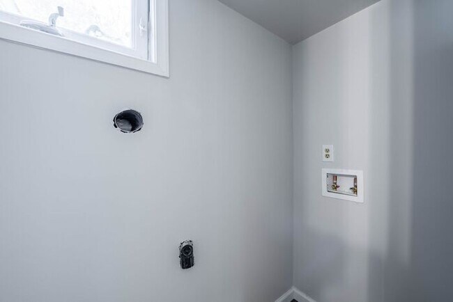 Building Photo - Newly remodeled 3/2.5