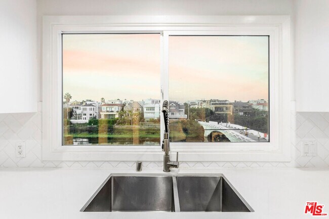 Building Photo - 29 Lighthouse St