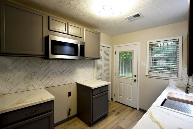 Building Photo - 10213 Fairland Dr