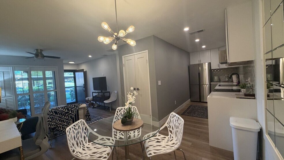 Building Photo - 2801 N Los Felices Rd