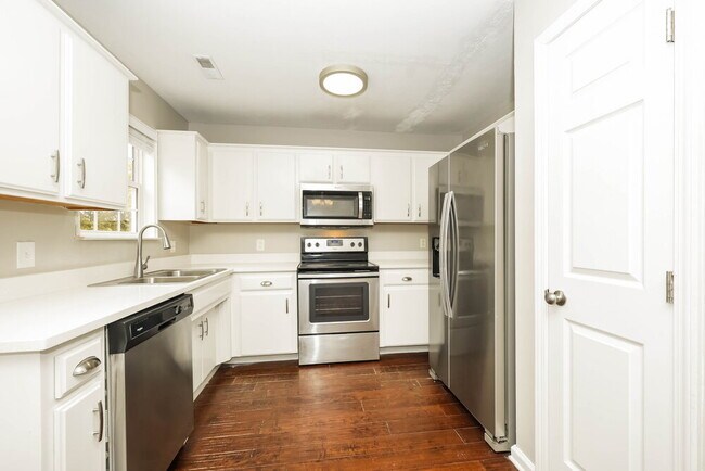 Building Photo - 636 Zellwood Dr