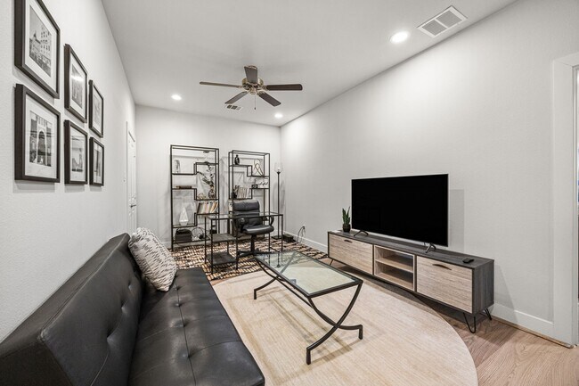 Building Photo - 8817 Hollister Pine Ct