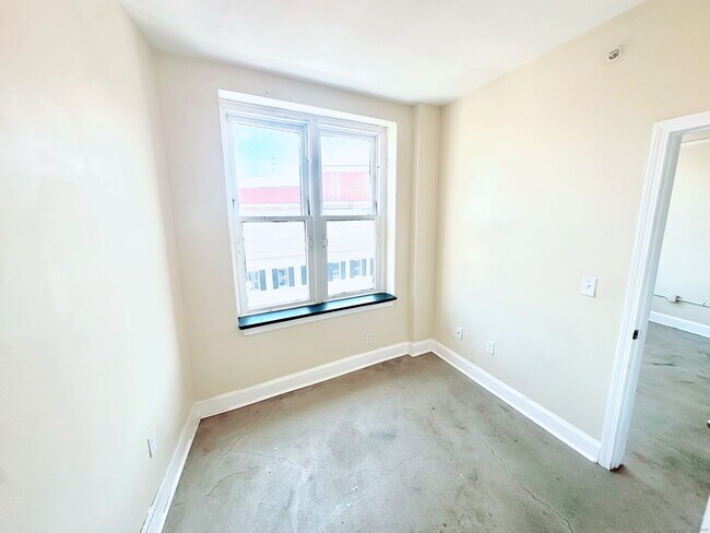 Building Photo - 77 Bank St