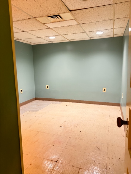 Building Photo - 748 Thayer Ave