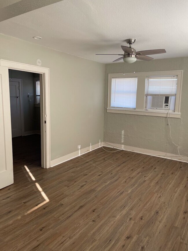 Building Photo - Upstairs 1/1 Historic Monte Vista