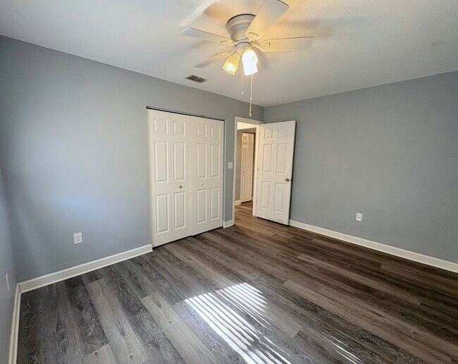 Building Photo - 427 6th Ave NE