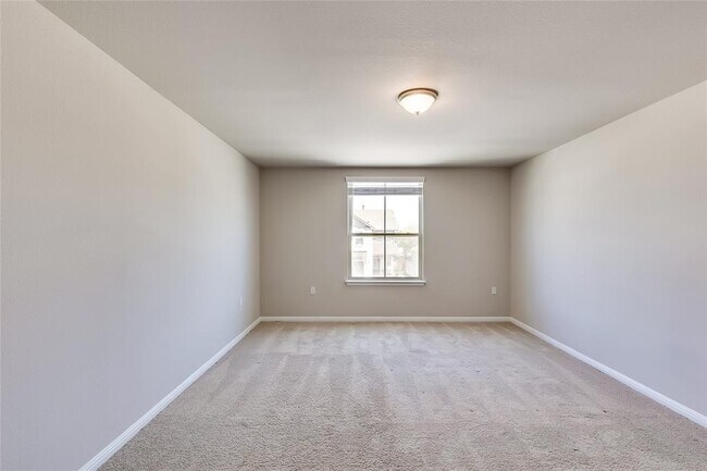 Building Photo - 821 Falkland Trace