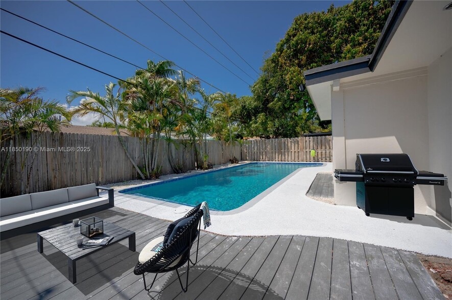 Building Photo - 3751 NE 17th Ave