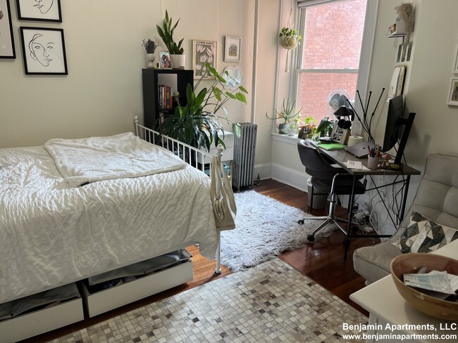 Building Photo - 1595 Beacon St