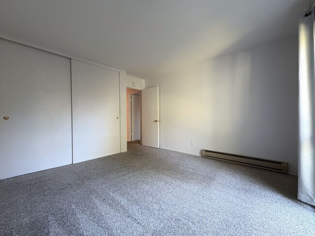 Building Photo - Spacious Updated 2 Bed / 2 Bath Condo with A/C, Huge Balcony & Community Pool