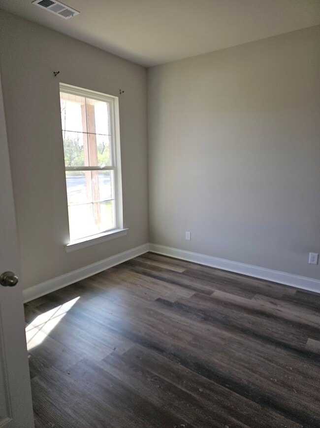 Building Photo - AVAILABLE NOW! *Pictures are of similar property , but not identical.  Schedule a tour to see in ...