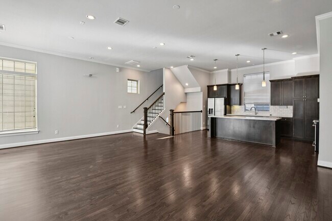 Building Photo - 1040 W 26th St