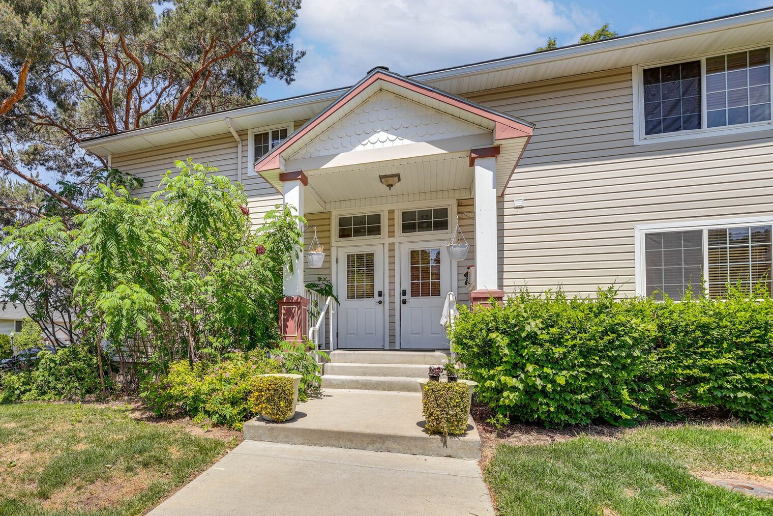 Building Photo - 390 W Crestline Dr