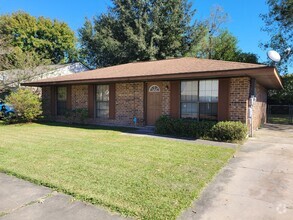 Building Photo - 3 bedroom off Ambasador & Dulles
