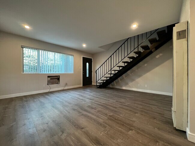 Building Photo - 429 W Elk Ave