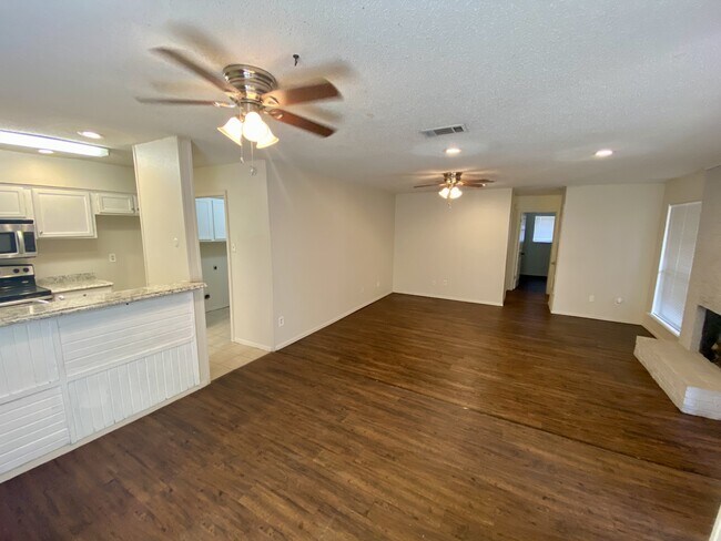 Building Photo - 2800 Springleaf Ct