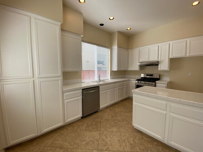 Building Photo - Beautiful Spacious 3BR/2.5BA Located in the Ivey Glenn Community!!