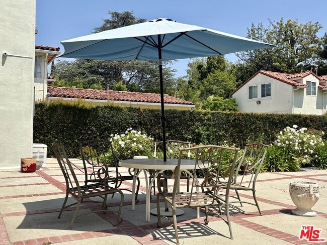 Building Photo - 414 N Las Palmas Ave