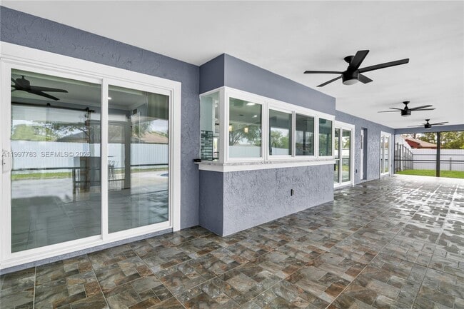 Building Photo - 702 NW Orchid St