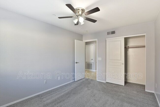Building Photo - 3879 E Santa Fe Ln