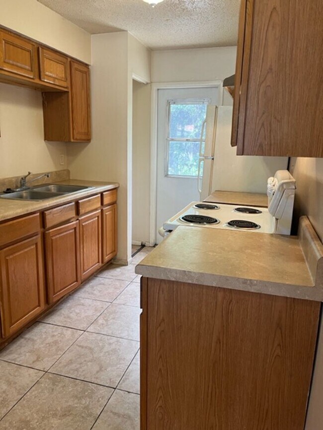 Building Photo - 2 Bdrm 1 Bath Apartment in Bradenton, FL