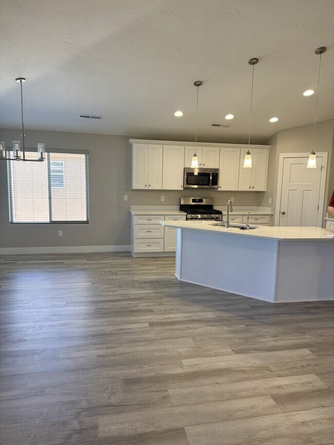 Building Photo - 2261 S Tonaquint Dr