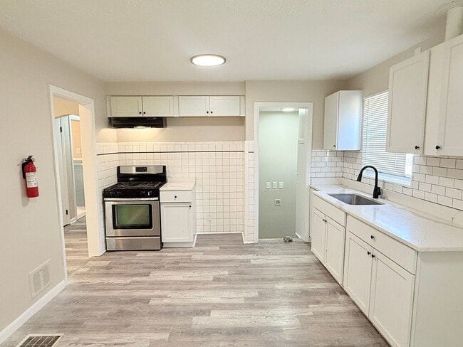 Building Photo - Renovated 4-Bedroom Home – We Welcome Sect...