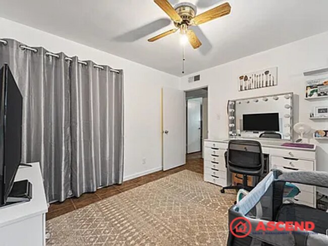 Building Photo - Pet-Friendly 3 Bed, 2 Bath Near Bakersfiel...