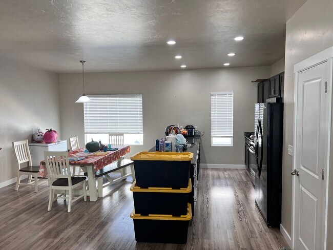 Building Photo - Beautiful Townhome in Bluffdale