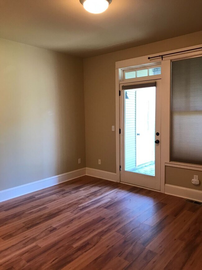 Building Photo - Beautiful Condo in Sisters w/community poo...