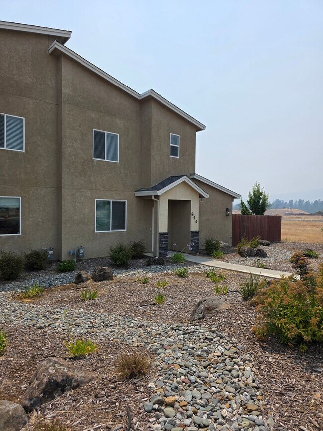 Building Photo - VILLA DEL LAGO HOME 4 BEDROOM WITH 3 BATH