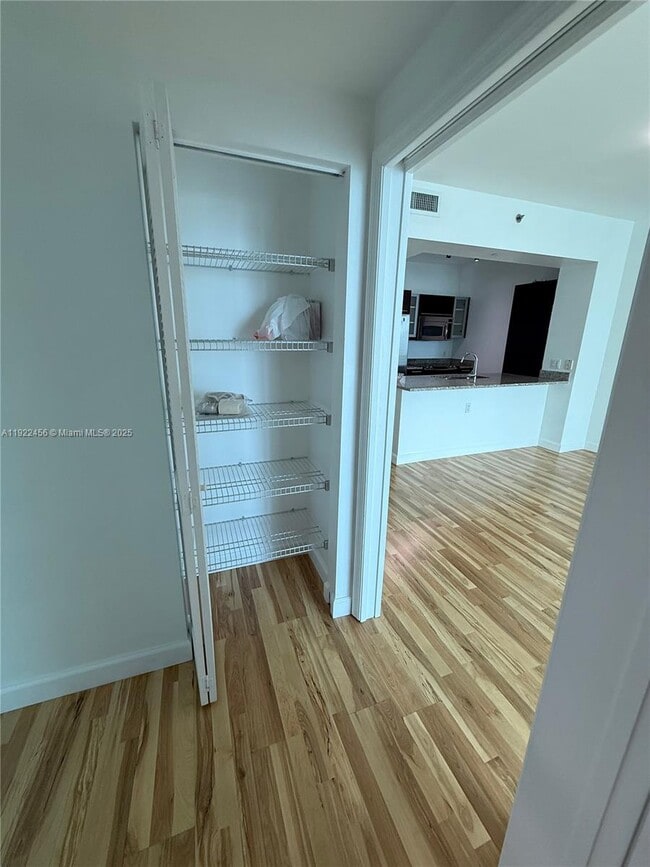 Building Photo - 950 Brickell Bay Dr