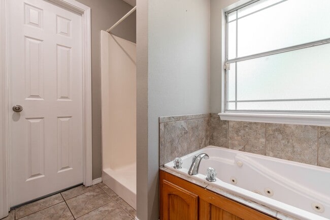Building Photo - Freshly Updated 3 Bed, 2 Bath Home in Fort...