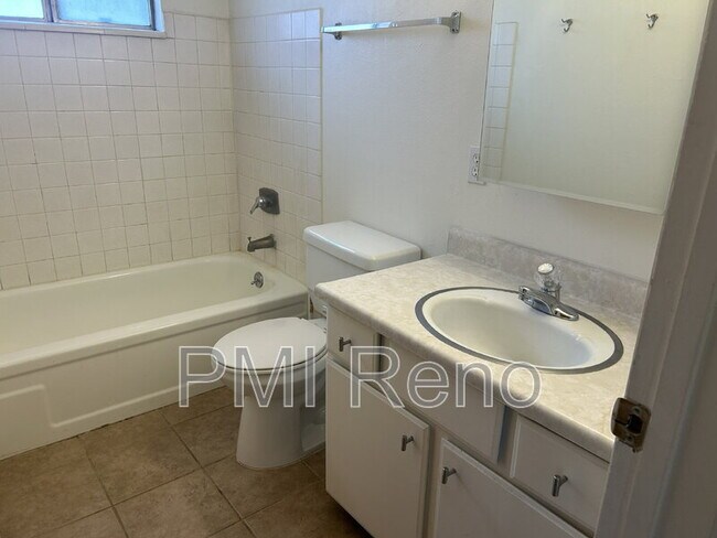 Building Photo - 374 La Rue Ave