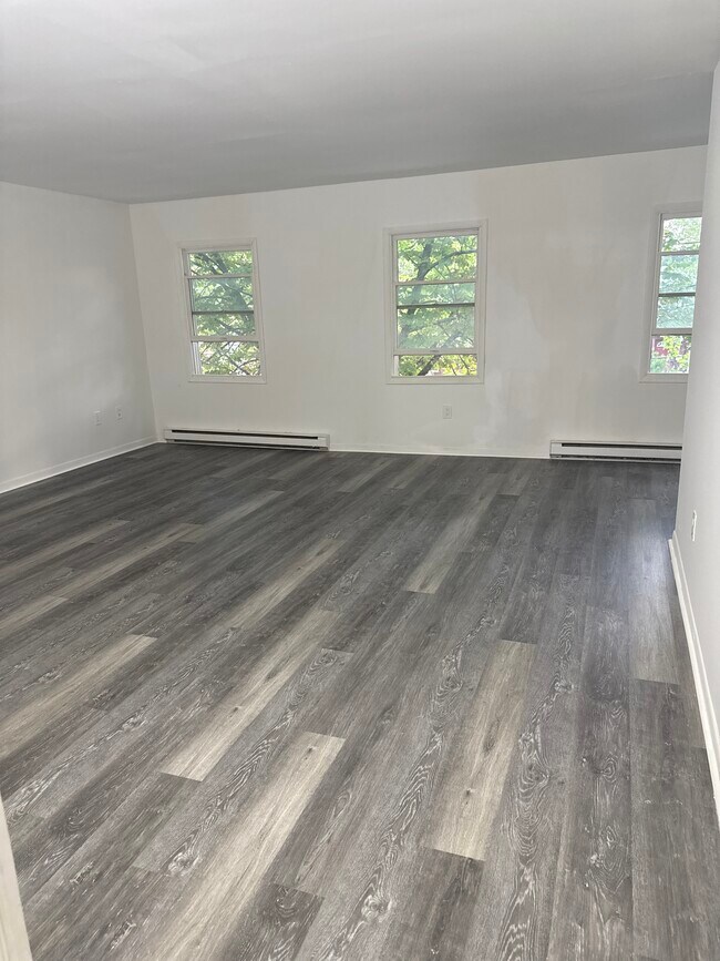 Building Photo - 21 Bleecker Pl