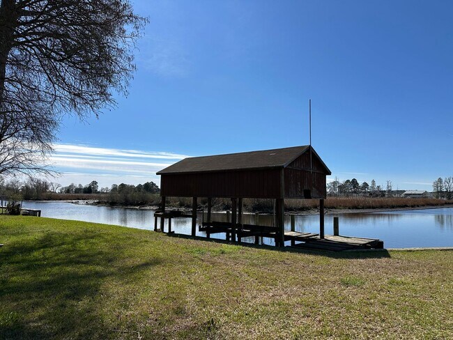 Building Photo - 3 Bedroom Canal Front