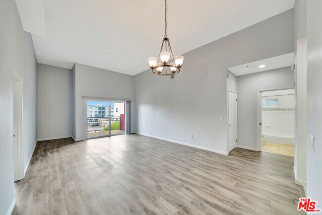 Building Photo - 11124 Burbank Blvd