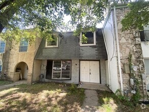 Building Photo - Very Large 2/2.5 Townhome with covered par...