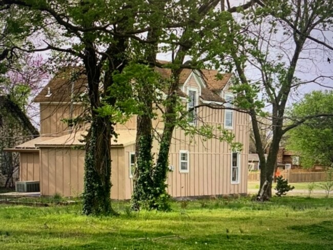 Building Photo - 2026 E 3rd Ave