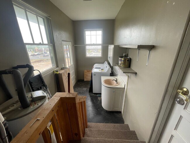 Building Photo - Newly renovated- Modern Convenience