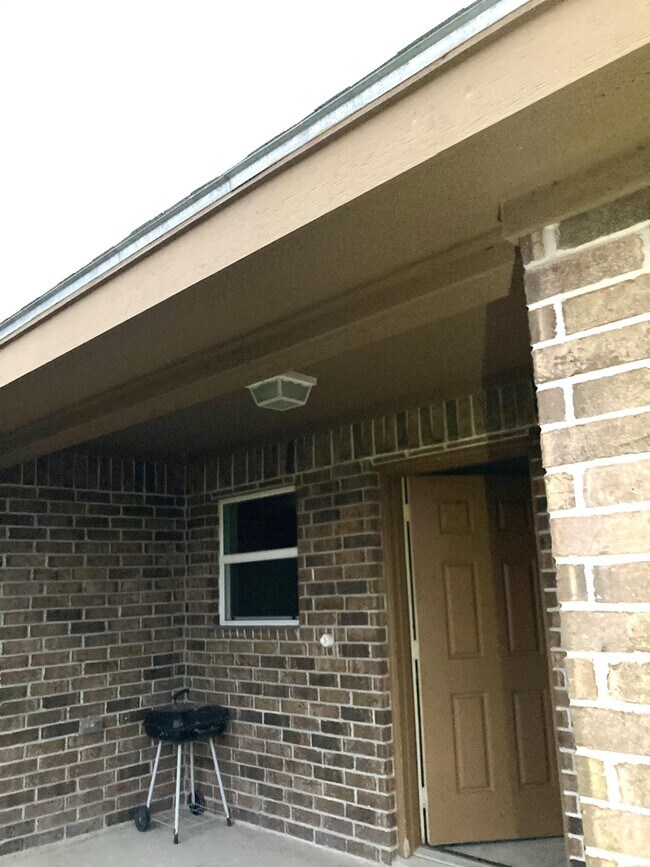 Building Photo - 1405 Adela Dr