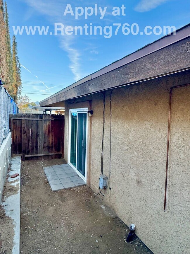 Building Photo - Newly Remodeled 2 Bed 1 Bath Near Downtown!