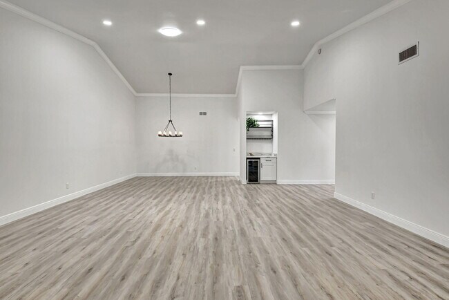Building Photo - 4705 Fountains Dr S