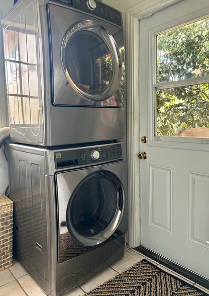 Building Photo - 329 E Mariposa Way