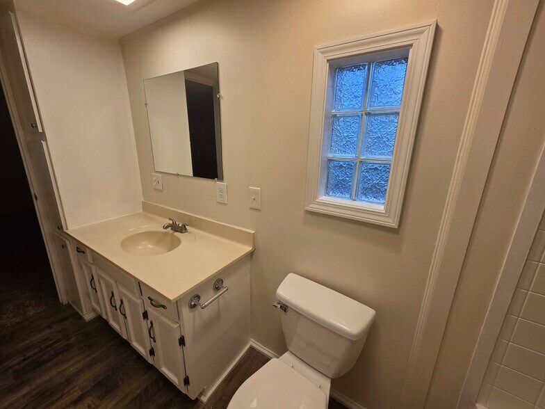 Building Photo - 3683 Pinoak St